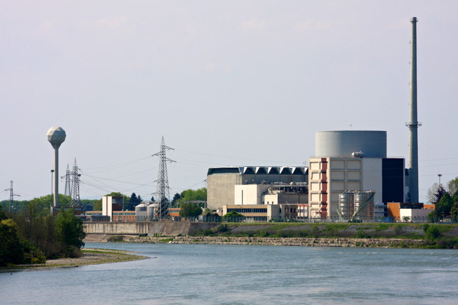 Centrale nucleare “Enrico Fermi” di Trino, in provincia di Vercelli, vicinissima alle più grandi risaie d’Italia. 