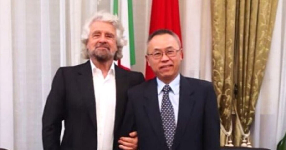 Grillo in visita all'ambasciata di Cina