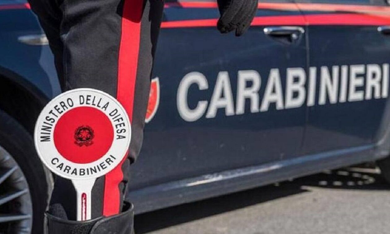 Immagine dell'auto dei carabinieri, autori dell'arresto dell'uomo che, a Barletta, minacciava di morte il compagno delle ex.