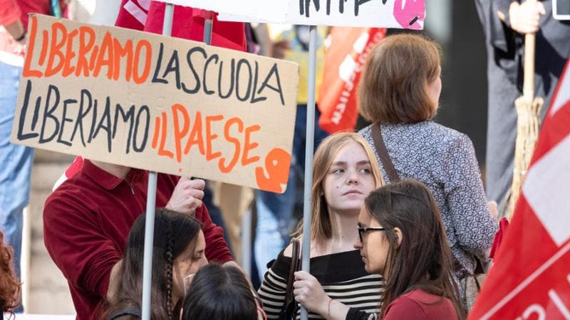 Docenti e studenti in piazza per lo sciopero nazionale della scuola