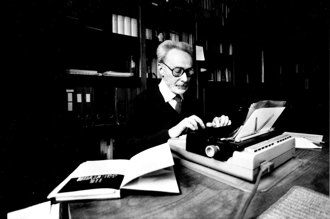 Primo Levi, fotografia di Mauro Raffini, ritratto dell’autore in bianco e nero.