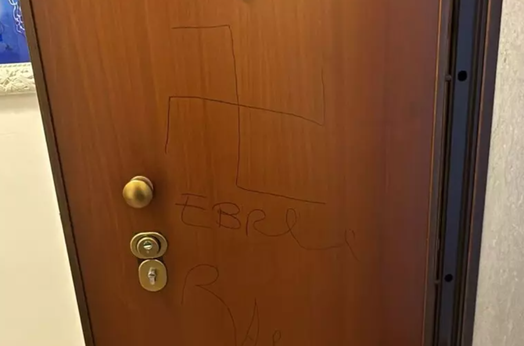 svastica sulla porta ebrei