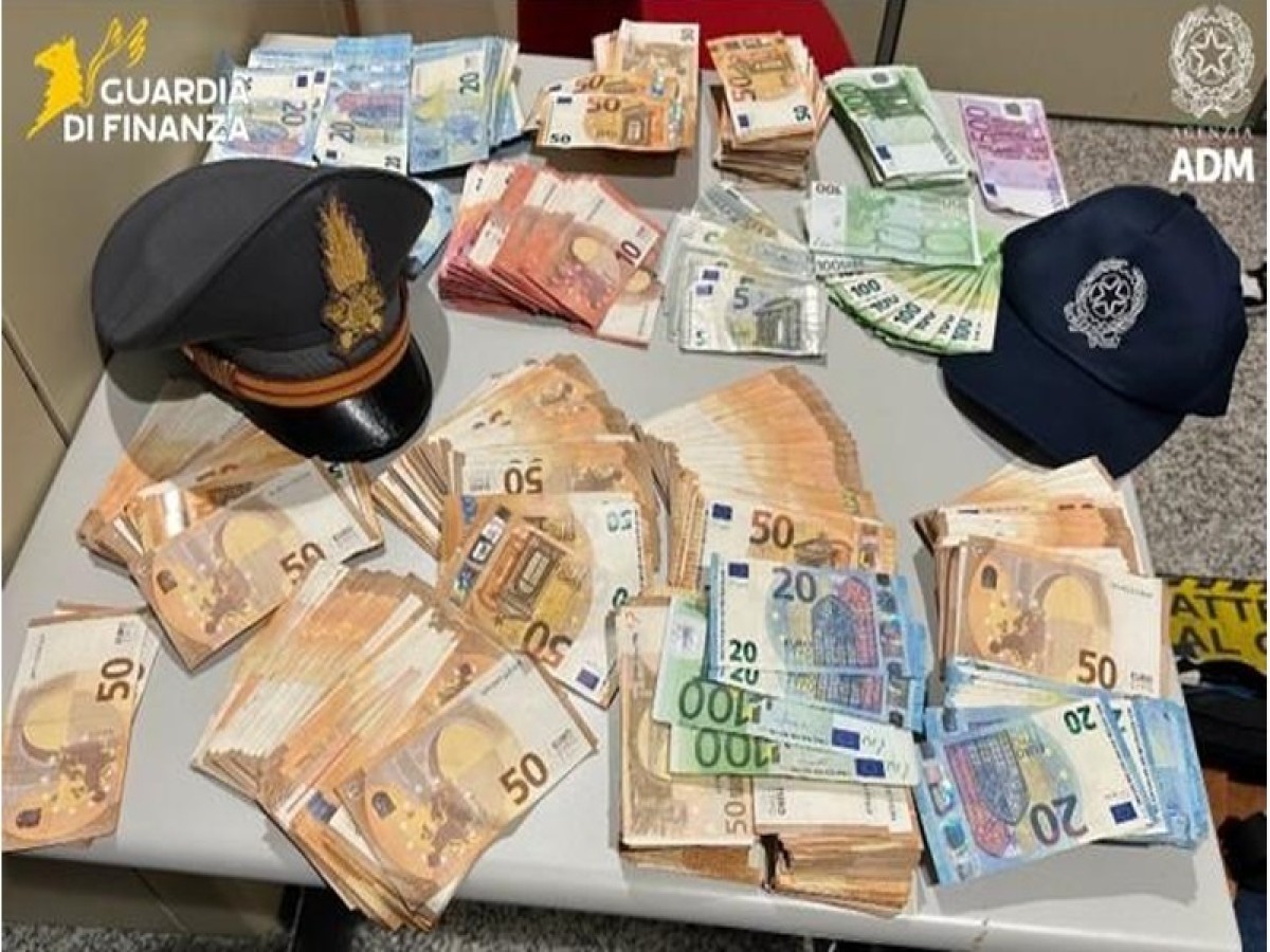 Cagliari, maxi sequestro in aeroporto, passeggero trovato con oltre 60mila euro