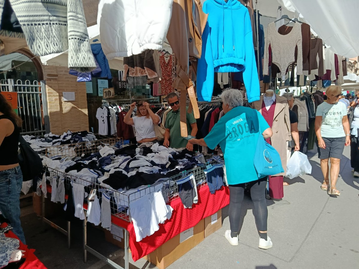 Civitanova contro la droga, opuscoli informativi distribuiti al mercato