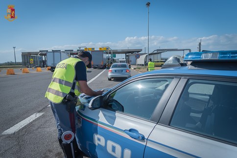 Alessandria - La Polizia di Stato continua i servizi di controllo e vigilanza stradale mirati a contrastare i comportamenti illeciti alla guida per chi usa il telefono cellulare, 7 patenti ritirate.