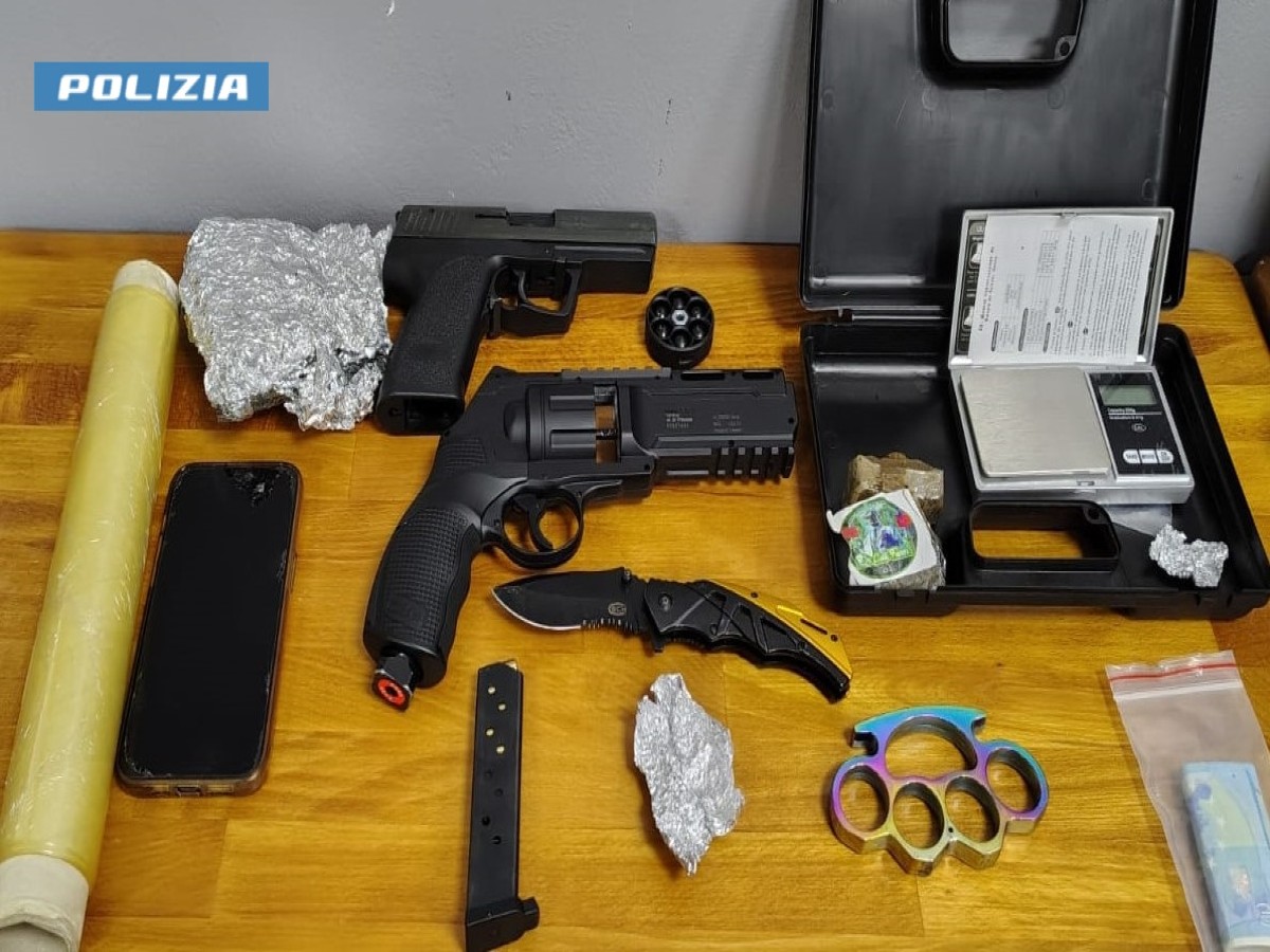 Giovane fermato con armi e droga