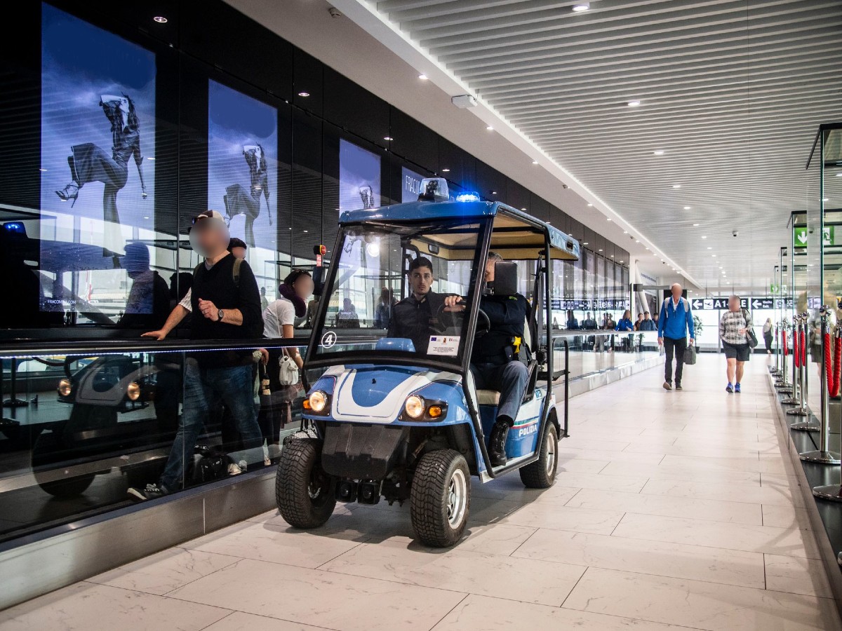 Gli agenti bloccano un rapinatore armato di cacciavite