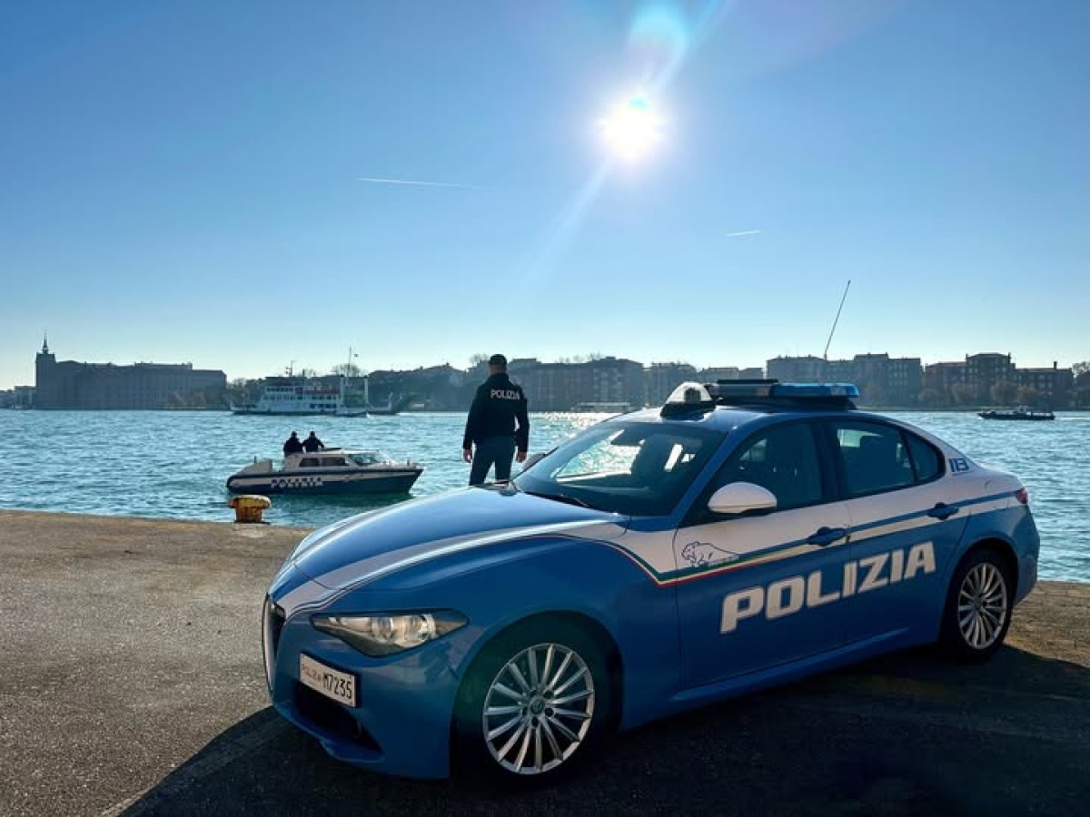 La polizia ha fermato una ladra in centro storico e un uomo