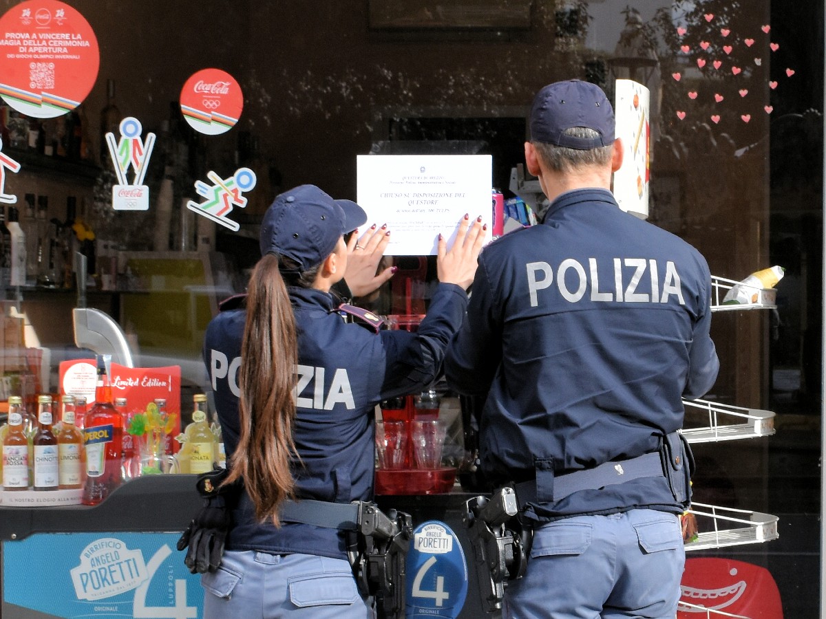 Sospesa la licenza di un bar nel centro città