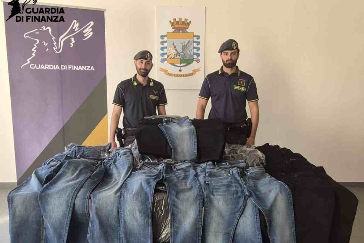 Oltre 700 paia di jeans rubati e ritrovati dalla Guardia di Finanza- IlGiornalePopolare